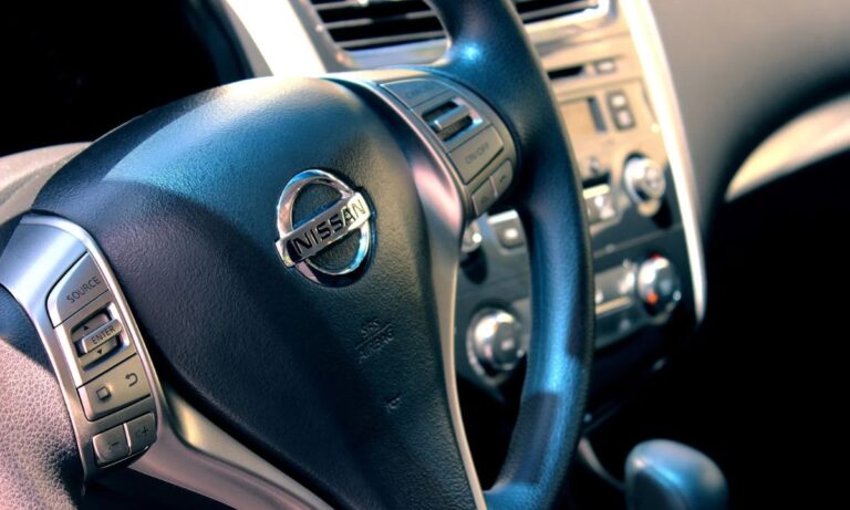 Почему Nissan дергается при разгоне: главные причины рывков и способы устранить проблему