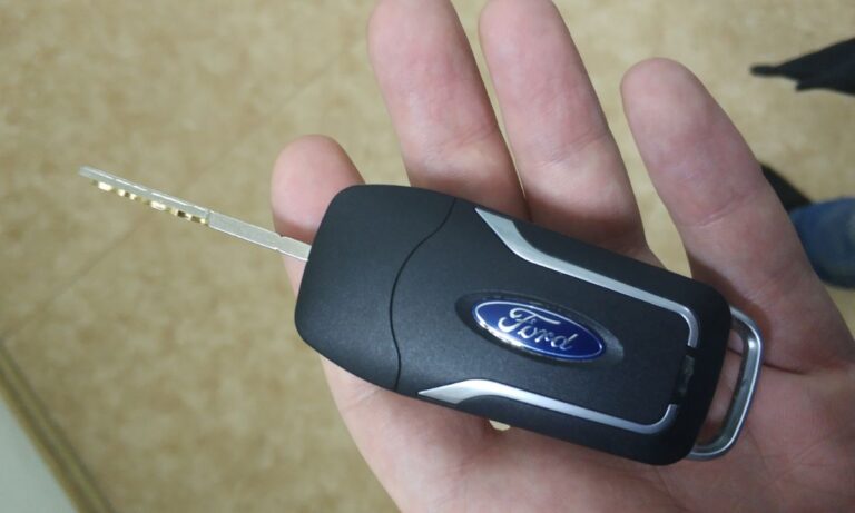 Как поменять батарейку в ключе Ford: пошаговая инструкция