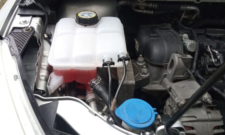 Уходит антифриз Ford: причины и диагностика