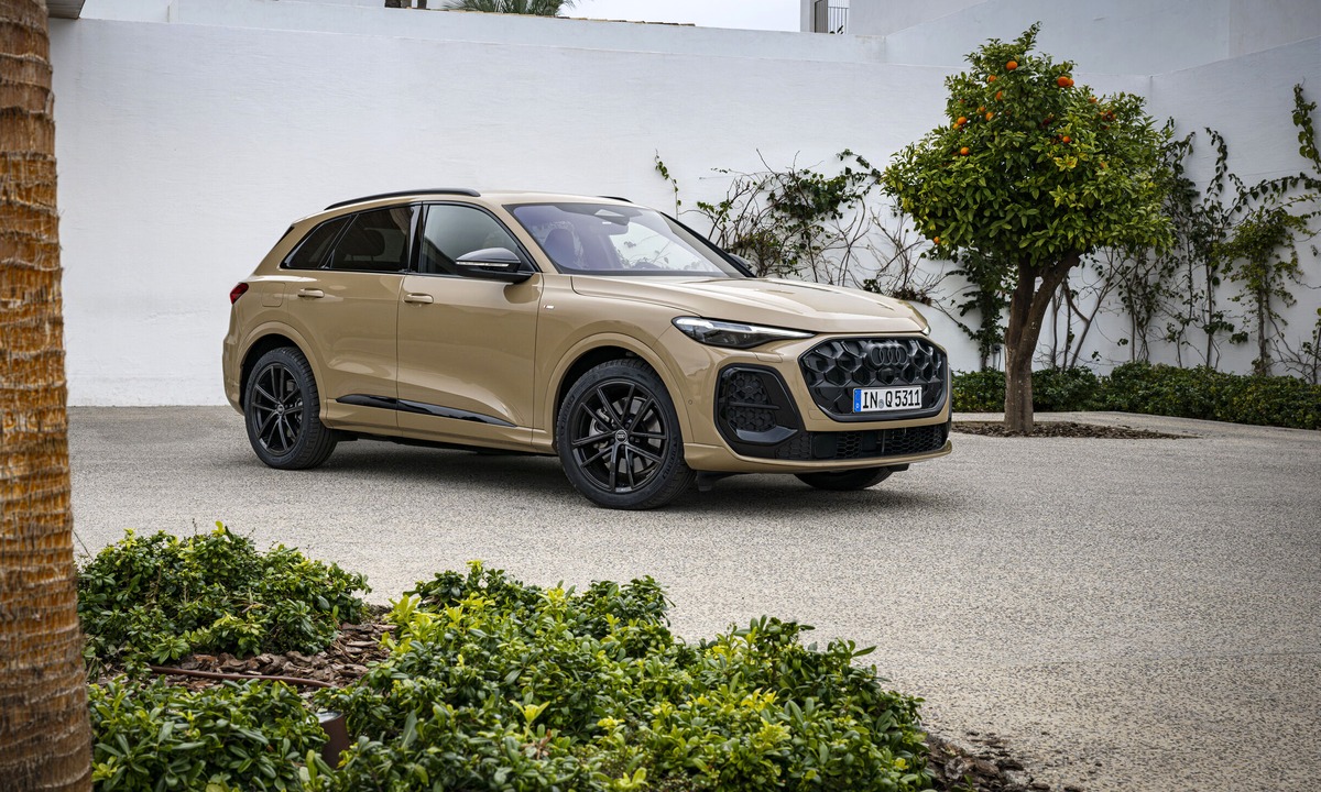 Audi Q5 SUV третьего поколения, вид спереди сбоку