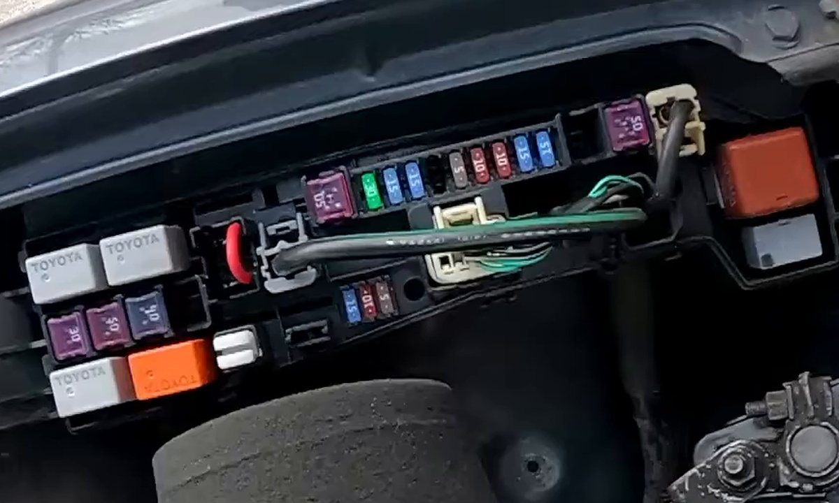 Открытый подкапотный блок Toyota Corolla E120 на автомобиле