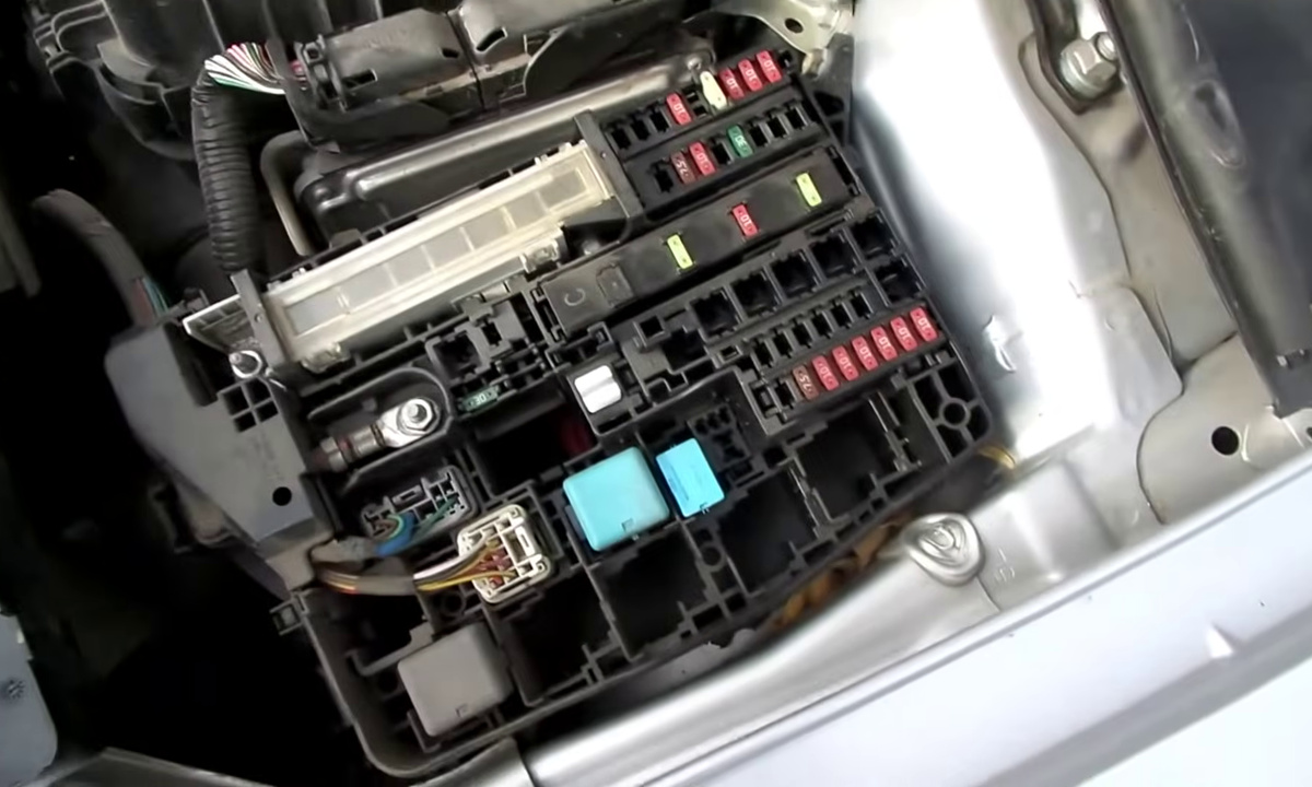 Открытый подкапотный блок предохранителей на Toyota Corolla E150