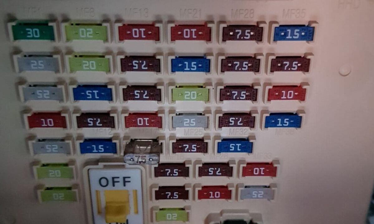 Реальный салонный блок предохранителей Kia Ceed JD с переключателем FUSE SWITCH