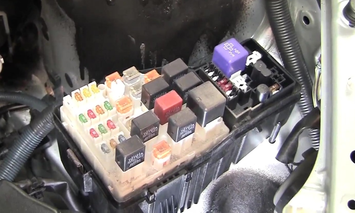 Подкапотный блок предохранителей Toyota RAV4 XA20 на автомобиле