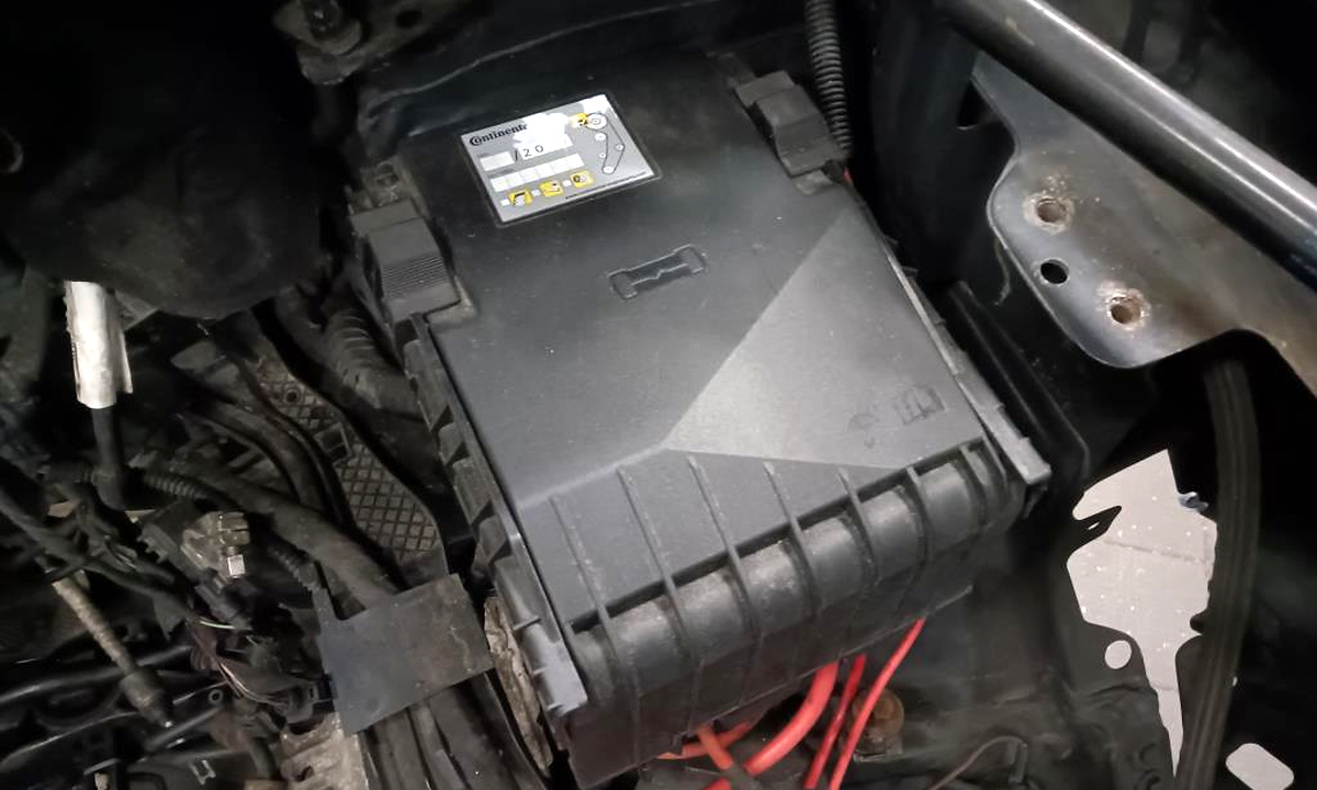 Блок предохранителей Volkswagen Sharan 2 на автомобиле